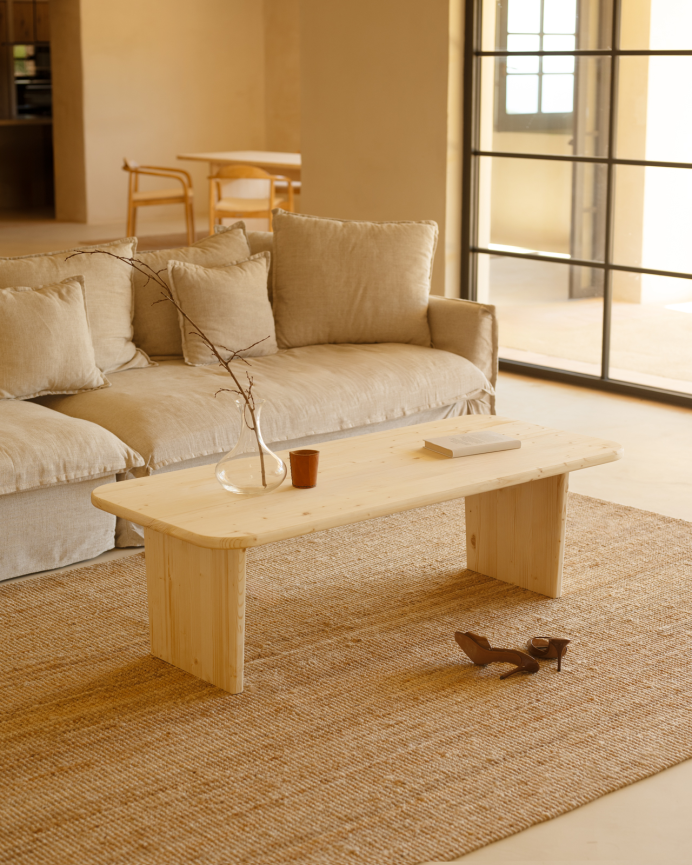 table basse en bois massif dans le ton naturel de differentes tailles